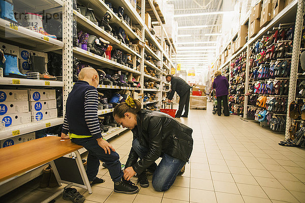 Kaukasische Mutter und Sohn beim Einkaufen im Geschäft