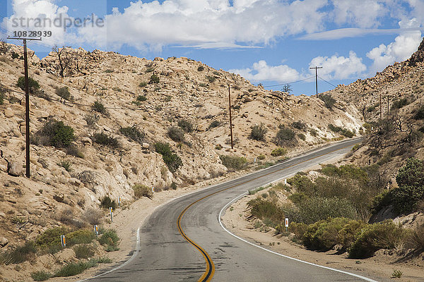 Leere Straße auf einem ländlichen Wüstenhügel
