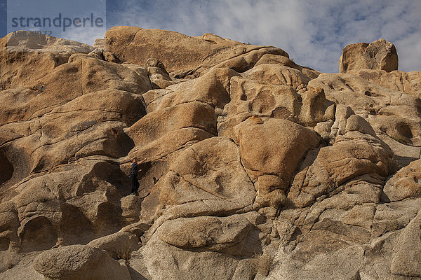 Niedriger Blickwinkel auf Felsformationen in der Wüstenlandschaft
