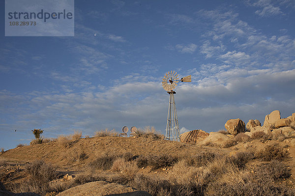 Windrad über Felsformationen in der Wüste