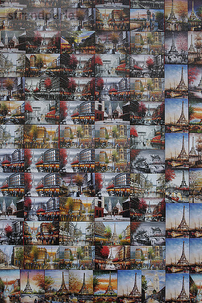 Collage von Souvenir-Postkarten an der Wand eines Geschenkeladens  Paris  Ile-de-France  Frankreich