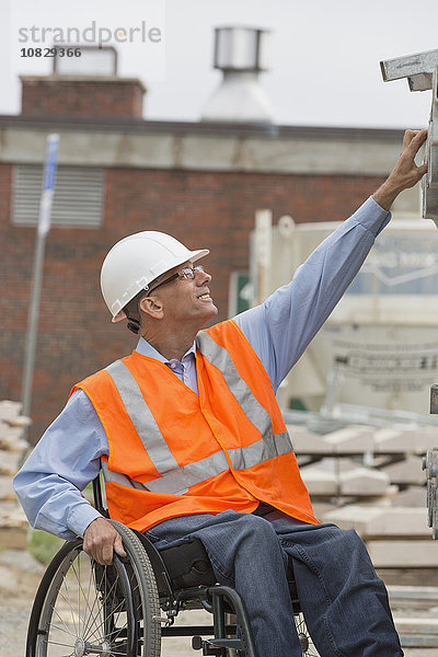 Kaukasischer Ingenieur bei der Arbeit auf einer Baustelle