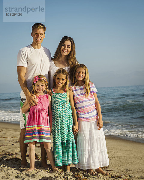 Kaukasische Familie lächelnd am Strand