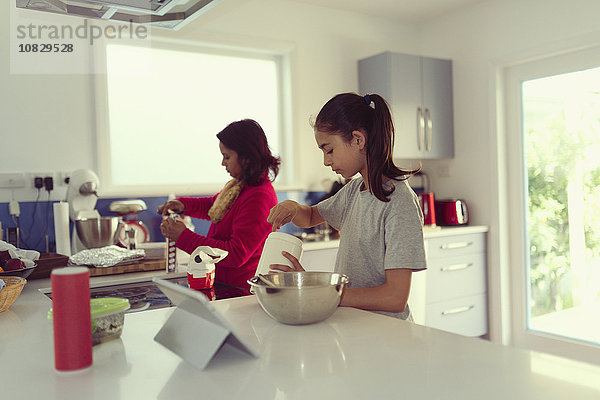 Mutter und Tochter kochen in der Küche