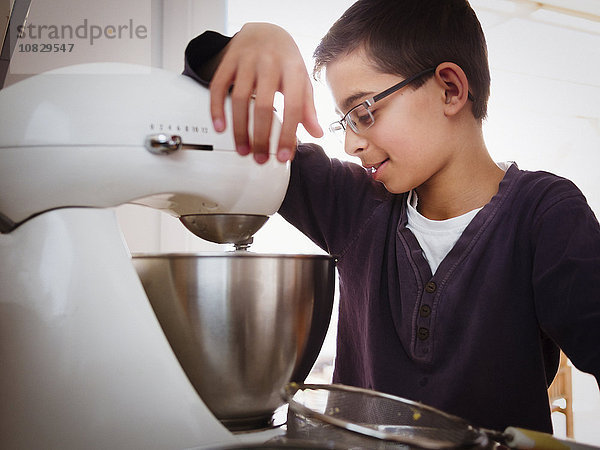 Gemischtrassiger Junge beim Backen in der Küche