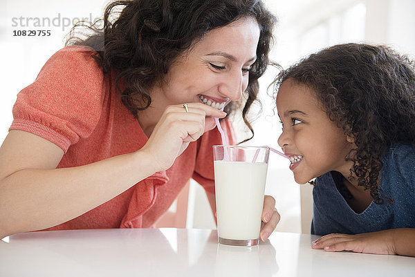 Mutter und Tochter trinken Milch