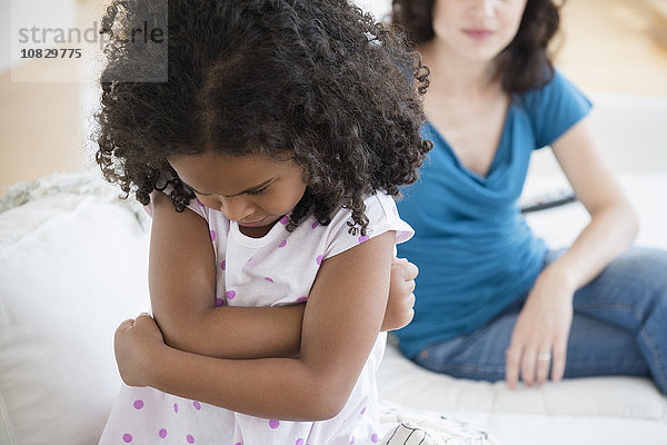 Frustriertes Mädchen ignoriert Mutter