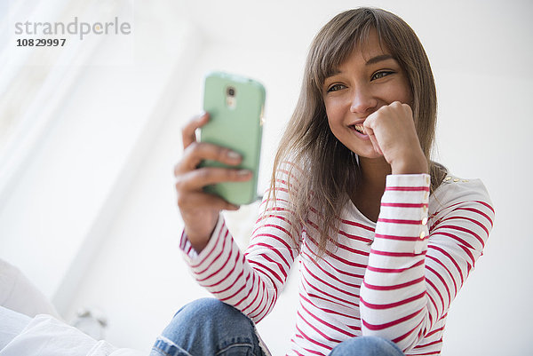 Gemischtrassige Frau macht Selfie mit Handy