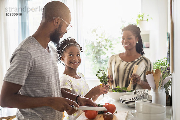 Schwarze Familie beim Kochen in der Küche