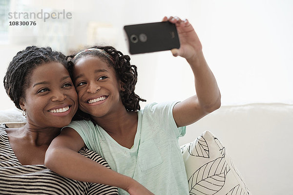 Schwarze Mutter und Tochter machen ein Selfie