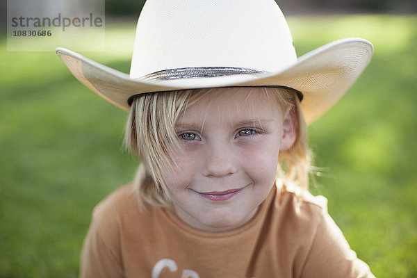 Kaukasischer Junge mit Cowboyhut