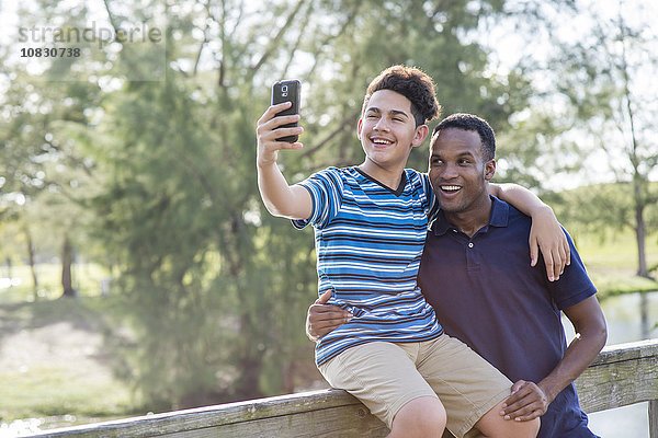 Vater und Sohn machen ein Selfie im Freien