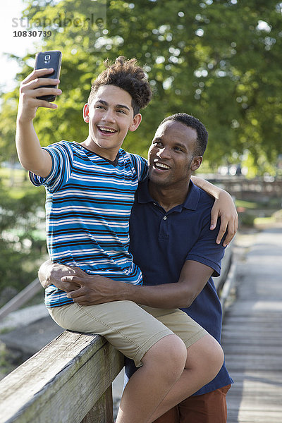 Vater und Sohn machen ein Selfie im Freien