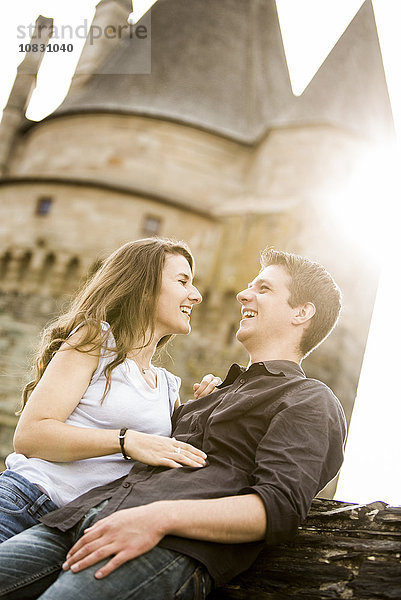 Kaukasisches Paar lächelt auf Schloss