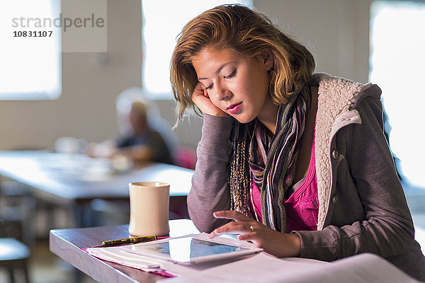 Gemischtrassiger Student studiert am Tisch