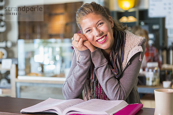 Gemischtrassige Studentin studiert im Café