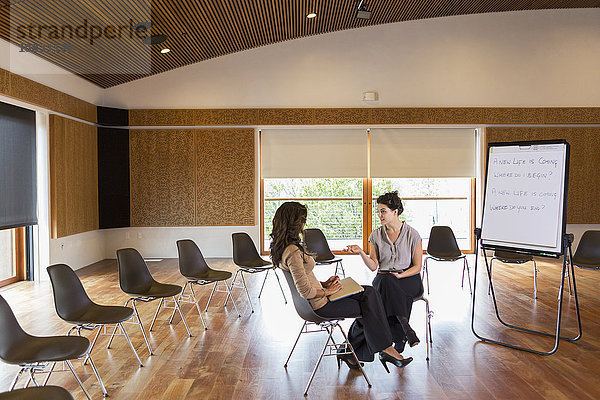 Geschäftsfrauen im Gespräch im Konferenzraum