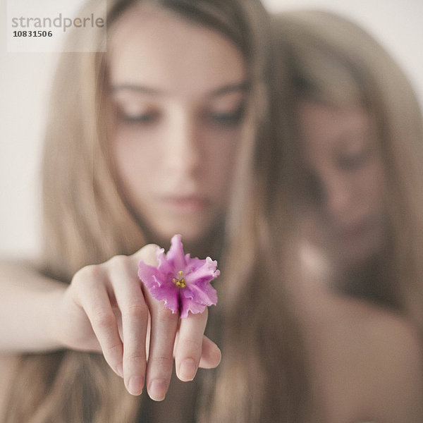 Kaukasisches Teenager-Mädchen hält Blume