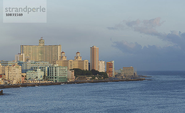 Skyline der Stadt Havanna und Meer  Havanna  Kuba