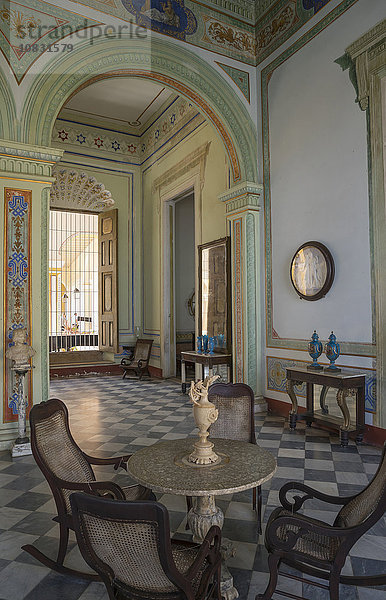 Tisch und Stühle in geschmücktem Raum