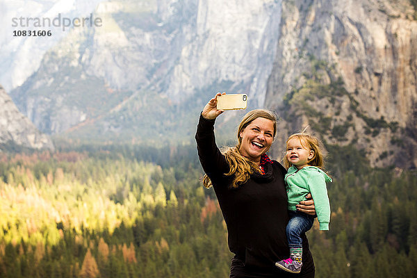 Kaukasische Mutter und Tochter im Yosemite-Nationalpark  Kalifornien  Vereinigte Staaten