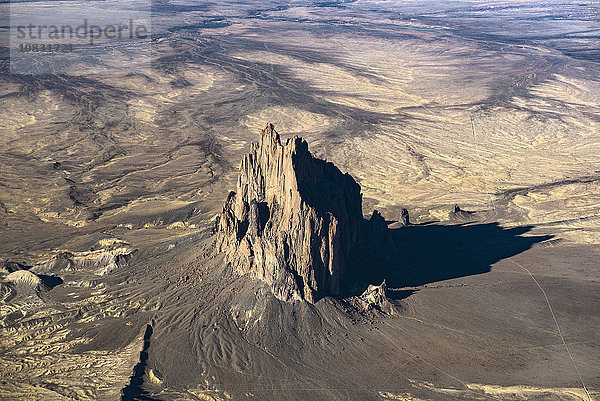 Luftaufnahme von Felsformationen  Shiprock  New Mexico  Vereinigte Staaten