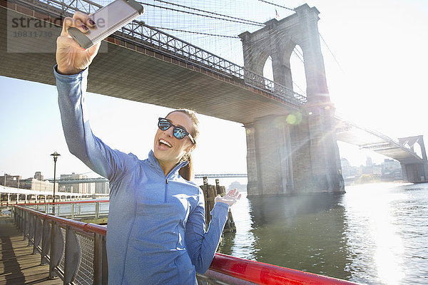 Kaukasische Frau macht Selfie am Wasser  New York  New York  Vereinigte Staaten