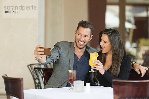 Pärchen nimmt Selfie im Restaurant