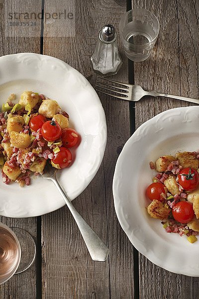 GerösteterGnocchi mit Speck  Lauch und Tomaten