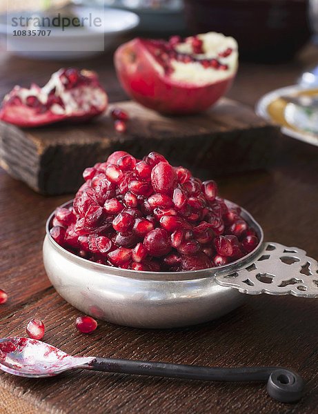 Cranberry-Granatapfel-Relish in Silberschale auf Holztisch
