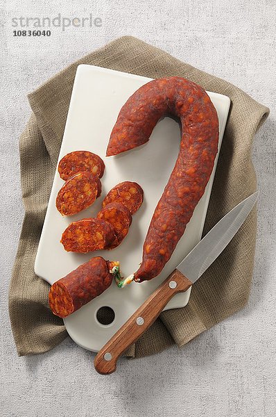 Chorizo (Paprikawurst  Spanien) mit Messer auf Schneidebrett