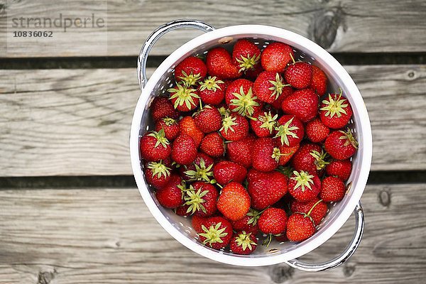 Frische Erdbeeren im Küchensieb (Draufsicht)