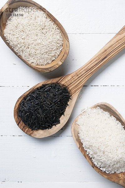 Drei verschiedene Reissorten auf Holzlöffeln