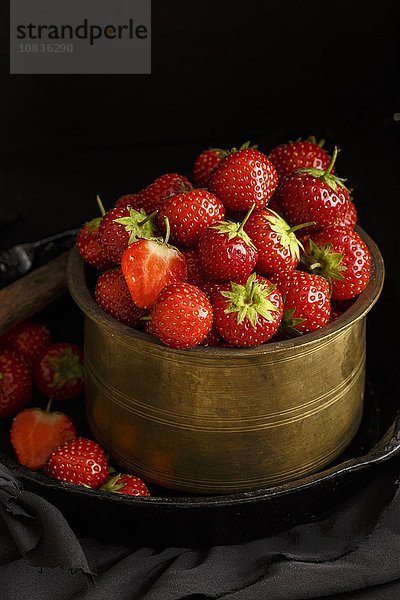 Erdbeeren in einem antiken Topf