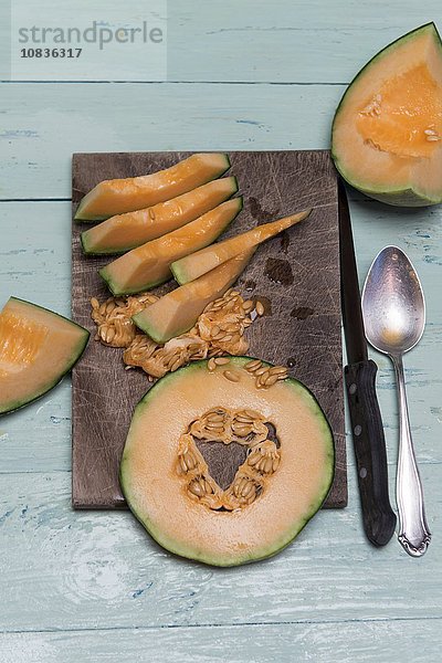 Charentais-Melonenscheiben auf Holzbrett