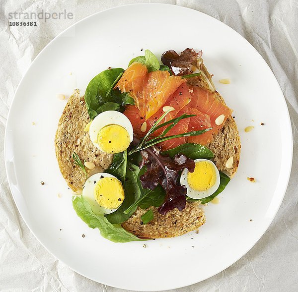 Geräucherter Lachs  Eier  Sauerteigtoast und Kräuter