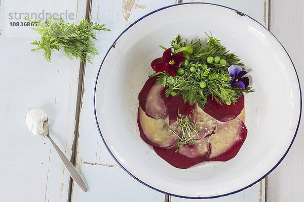 Rote-Bete-Carpaccio mit Kräutersalat
