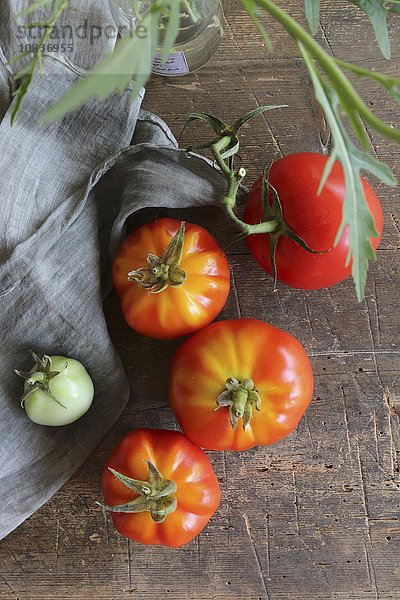 Frische Tomaten auf rustikalem Holztisch