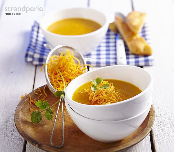 Papaya-Karotten-Suppe mit Karottenstroh