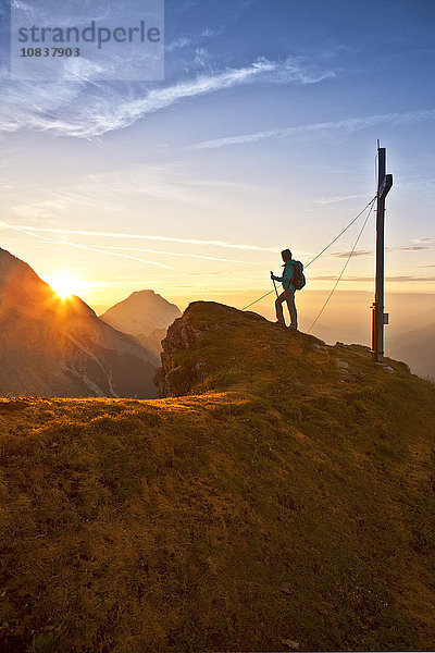 Sonnenaufgang über der Wankspitze  Mieminger Gebirge  Tirol  Österreich  Europa