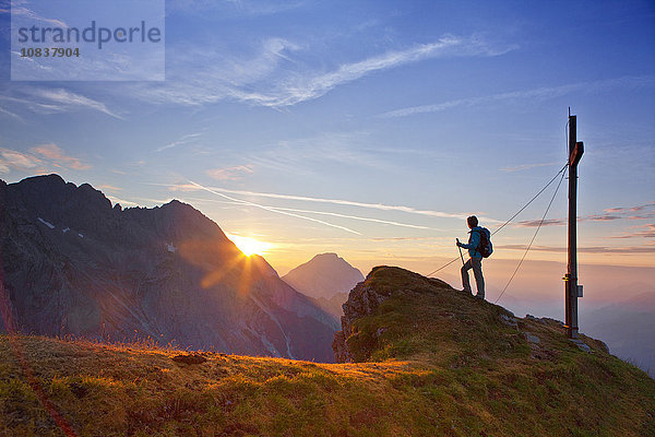 Sonnenaufgang über der Wankspitze  Mieminger Gebirge  Tirol  Österreich  Europa