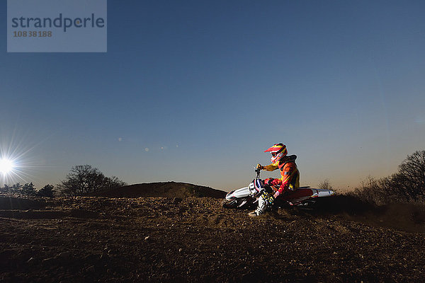 Motocross-Fahrer auf unbefestigter Strecke
