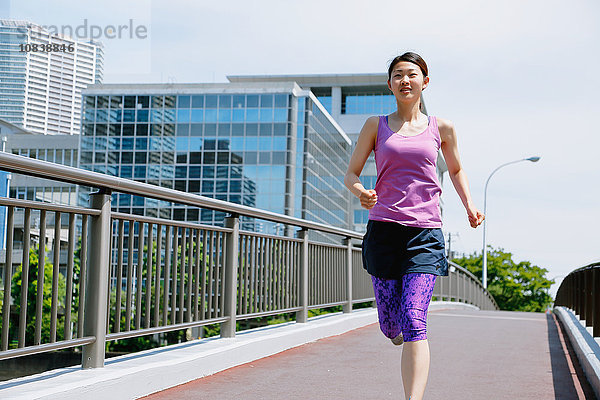 Junge Japanerin läuft in der Innenstadt von Tokio