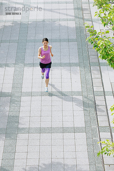 Junge Japanerin läuft in der Innenstadt von Tokio