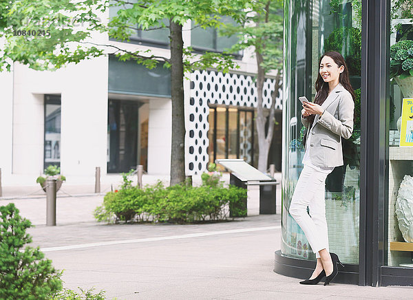 Attraktive japanische Geschäftsfrau in der Innenstadt von Tokio