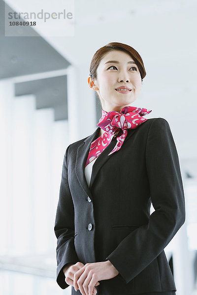 Japanische attraktive Flugbegleiterin auf dem Flughafen