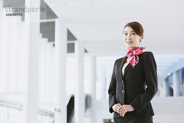 Japanische attraktive Flugbegleiterin auf dem Flughafen