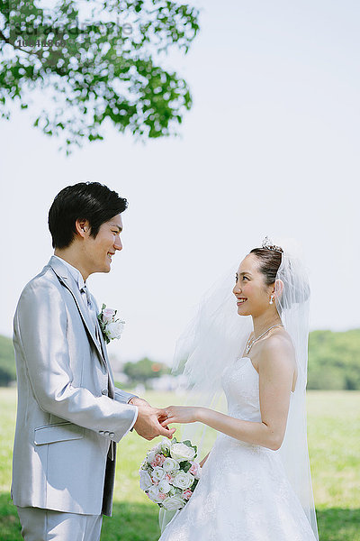 Japanische Braut und Bräutigam in einem Stadtpark