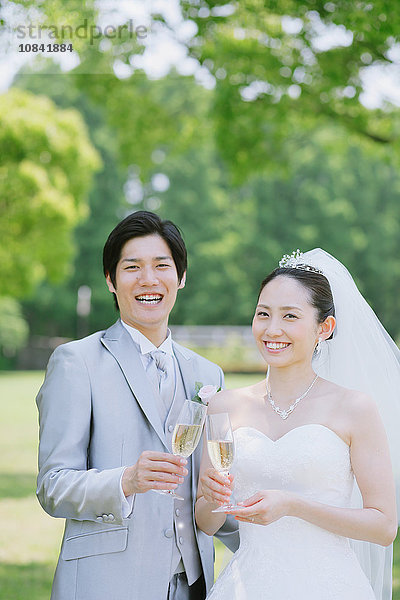 Japanische Braut und Bräutigam in einem Stadtpark