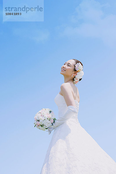 Japanische attraktive Braut in einem Stadtpark